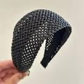 Primo piano dettagliato del cerchietto intrecciato nero con striscia interna antiscivolo - grigio scuro