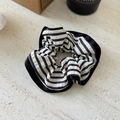 Dettaglio macro dello scrunchie a righe bianche e nere con bordi ondulati pieghettati - Righe Nero Bianco Bordo Nero