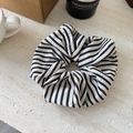 Elastico scrunchie retrò a righe bianche e nere con pieghe su sfondo in pietra minimalista - Righe Nero Bianco Plissettato