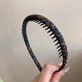 Detalle de diadema antideslizante con estampado de leopardo y dientes de sujeción - Leopardo Café Oscuro