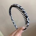 Detalle de diadema con estampado de cebra y peine de dientes antideslizante para mujer - Estampado de Leopardo en Blanco y Negro