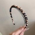 Detalle que muestra los dientes antideslizantes y el estampado de leopardo - Leopardo Caqui