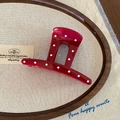 Pinza per capelli rossa a pois bianchi in stile francese su vassoio di legno - Stile a Barra