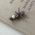 Elegante fermaglio per capelli con fiocco grigio, cristalli e perle su sfondo di libro - Stile Tre Perle Cristallo Grigio Nastro Grigio (Modello B)