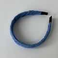 Detailopname van hemelblauwe geplooide stoffen haarband met spiraalvormige textuur - Puur Blauw Hoofdband
