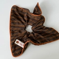 Dettaglio macro dello scrunchie marrone a righe con etichetta Good Day e bordo arancione - Scrunchie Plissettato Grande (XY-889)