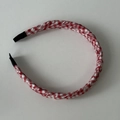 Detail van de gedraaide rood-witte gingham stoftextuur op een stijlvolle haarband - Rood Gingham Haarklem