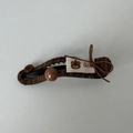 Dettaglio di fermaglio per capelli a banana a righe marroni con fiocco, perline e orso - Clip a Banana in Tessuto a Righe (XY-889)