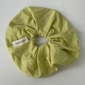 Vista dettagliata di un elastico in tessuto verde chiaro con etichetta fatta a mano - Elastico Verde