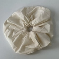 Dettaglio macro dell'elastico scrunchie in tessuto crema con etichetta hand made nera - Scrunchie Bianco Sporco