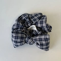 Vue détaillée d'un chouchou à carreaux bleus et blancs avec un joli nœud papillon décoratif - Chouchou à Nœud Plaid