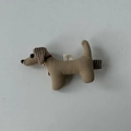 Detalle de pinza para el pelo de perro de tela con cascabel dorado y etiqueta de juguete - Estilo Perro / Pinza de Pelo Café