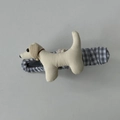 Détail d'une pince à cheveux chiot en peluche avec base recouverte de tissu et clochette - Style Chien / Barrette Blanc Cassé