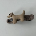 Détail de la pince à cheveux en peluche teckel en tissu kaki avec oreilles à carreaux - Style Chien / Barrette Café