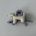 Détail d'une pince à cheveux petit chien en peluche avec tissu à carreaux gris et cloche - Style Chien / Pince Blanc Crème