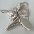 Detailopname van elegante parelwitte satijnen scrunchie met fonkelende strass steentjes - Off-wit