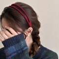 Dettaglio del cerchietto bordeaux a doppio strato in peluche per uno stile invernale elegante - Rosso