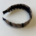 Nahaufnahme des Vintage-Haarreifs aus braunem und schwarzem Spitze-Strickgewebe - Kaffee Breites Stirnband