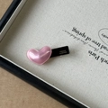 Detalle de pinza para el pelo corazón rosa con grabado dorado France handmade - Rosa