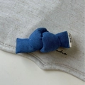 Molla per capelli minimalista in denim blu con etichetta su sfondo di lino beige chiaro - Fermaglio con Fiocco Blu