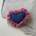 Dettaglio ravvicinato della molletta a cuore in denim con bordi a quadretti rossi - Set di Fermagli per Capelli Cuore