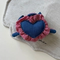 Dettaglio della molletta per capelli a cuore in denim con bordo a volant a quadretti rossi - Molletta a Cuore