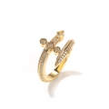 Détail macro de l'épée et croix serties de zircons sur une bague ajustable plaquée or - US 7 / Or