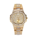 Primer plano de reloj hip hop dorado con cristales lujosos y detalles de diamantes fríos - Dorado