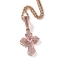 Detalle del colgante de cruz hip hop con circonitas rosas y cadena de cordón de oro rosa - Collar de cadena de cuerda / Rosa oro