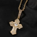 Vista detallada del colgante de cruz hip hop con circonitas cuadradas y cadena de cuerda oro - Collar de cadena de cuerda / Dorado