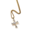 Detail van een gouden kruishanger met rond geslepen zirkonia in een klauwzetting - S925 Goud / S925 Zilveren Ketting