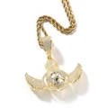 Gedetailleerde close-up van gouden hiphop-wereldbolhanger met engelenvleugels en gravure - Goud + 3mm 24inch Touwketting