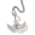 Macro-detail van de zilveren wereldbol hanger met engelenvleugels aan een gedraaide ketting - Zilver + 3mm 24inch Touwketting