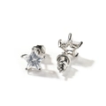 Détail des boucles d'oreilles étoiles en argent avec zircon et fermoir à vis - Pierre Blanche Étoile