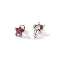 Détail de boucles d'oreilles étoile en argent avec zircons rouges et fermoirs - Pierre Rouge Étoile