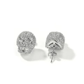 Macro-opname van zilveren schedel oorknopjes met micro-geplaveide witte zirkonia steentjes - Zilver