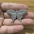 Mini Schmetterling Kette mit Silber-Finish und 5A Zirkonia Steinen in der Hand - Silber
