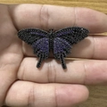 Mini Schmetterling Anhänger mit lila und schwarzen Zirkonia Steinen auf Kupferbasis - Schwarzviolett