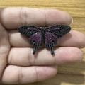Mini-Schmetterling Anhänger Kette mit schwarzen und lila 5A Zirkonia Mikropflaster - Schwarz-Rot
