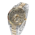 Detalle de reloj de lujo con bisel de cristal y ventana de fecha en correa bicolor - Bicolor Oro y Plata