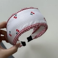 Détail de la broderie cerise et bordure en dentelle vichy rouge sur le chouchou - Serre-tête Large