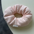 Dettaglio di un elastico per capelli in maglia rosa chiaro con motivo a rombi - Rosa Chiaro Puro