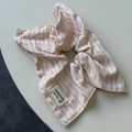 Chouchou en tissu rayé rose avec étiquette fait main sur fond gris minimaliste - Foulard Cheveux Rayé Rose