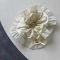 Detalle del coletero de flores con lazo amarillo y botón sobre tela de algodón beige - Coletero Amarillo