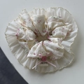 Detalle de coletero de encaje floral con lazo rosa y etiqueta hecha a mano - Rosa