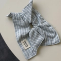 Détail d'un chouchou en tissu rayé bleu avec étiquette fait main sur fond gris - Foulard Carré Rayé Bleu