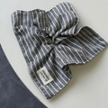 Détail d'un chouchou en tissu à rayures gris et blanc avec étiquette fait main - Foulard Cheveux Rayé Gris