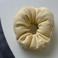 Texture dettagliata di un elastico per capelli oversize giallo chiaro a costine - Giallo