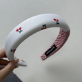 Détail du serre-tête à motif cerise avec étiquette fait main et bords en dentelle - Serre-tête Éponge Épais