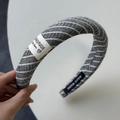 Dettaglio fascia larga a righe grigie con etichetta in tessuto fatta a mano e texture - Cerchietto a Righe Grigio